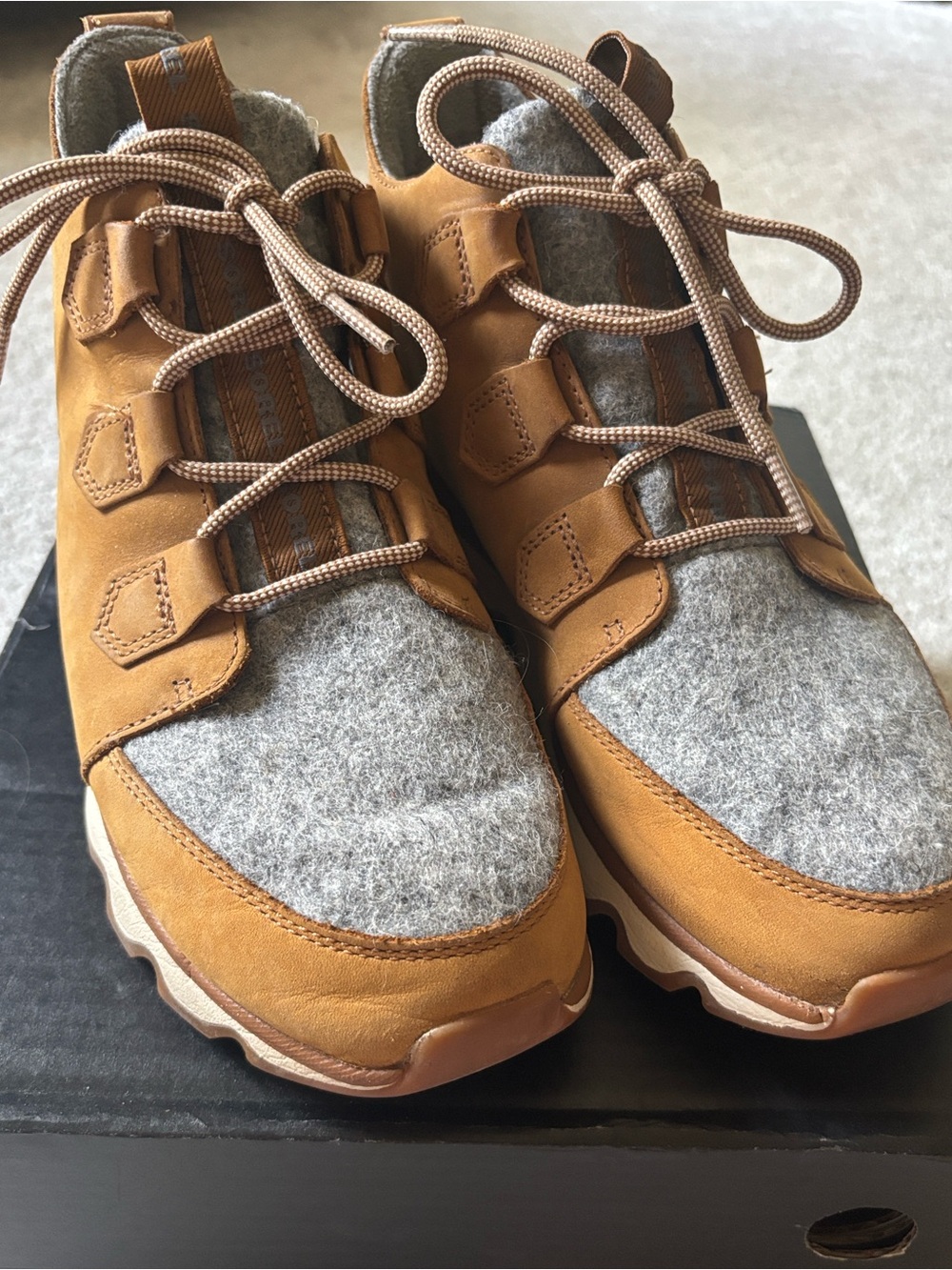 Sorel Kinetic Caribou Women's Tan and Gray Winter Lace-Up Boots, Sz 10 - Picture 3 of 11